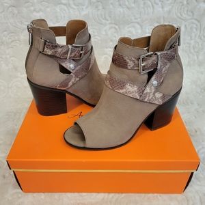 *ARTURO CHIANG Caraleigh Booties*
